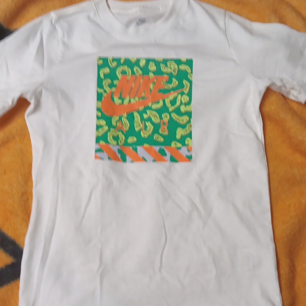 Nike White and Green Short Sleeve Tee
